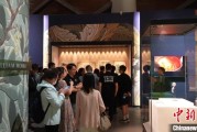 六爻教程百年典藏首渡重洋 124套英国工艺美术运动珍品亮相天津