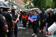 六爻教程美国多地举行“没有国王”抗议活动