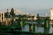 六爻教程国际油价周二收高 地缘政治担忧与美元走弱双重支撑