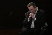 六爻教程特斯拉股价收涨超3%：特朗普无意沟通，马斯克父亲劝儿子低头