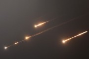 六爻教程伊朗以导弹齐射回应以色列的大规模袭击